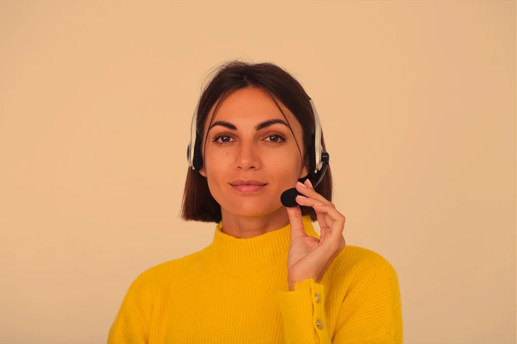 foto recurso de mujer con auriculares con micro para describir la atención al cliente
